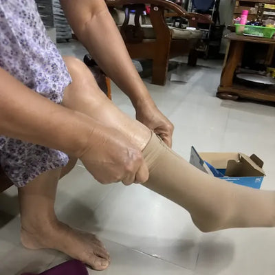 用力套上压力袜