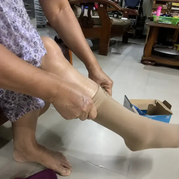 用力套上压力袜