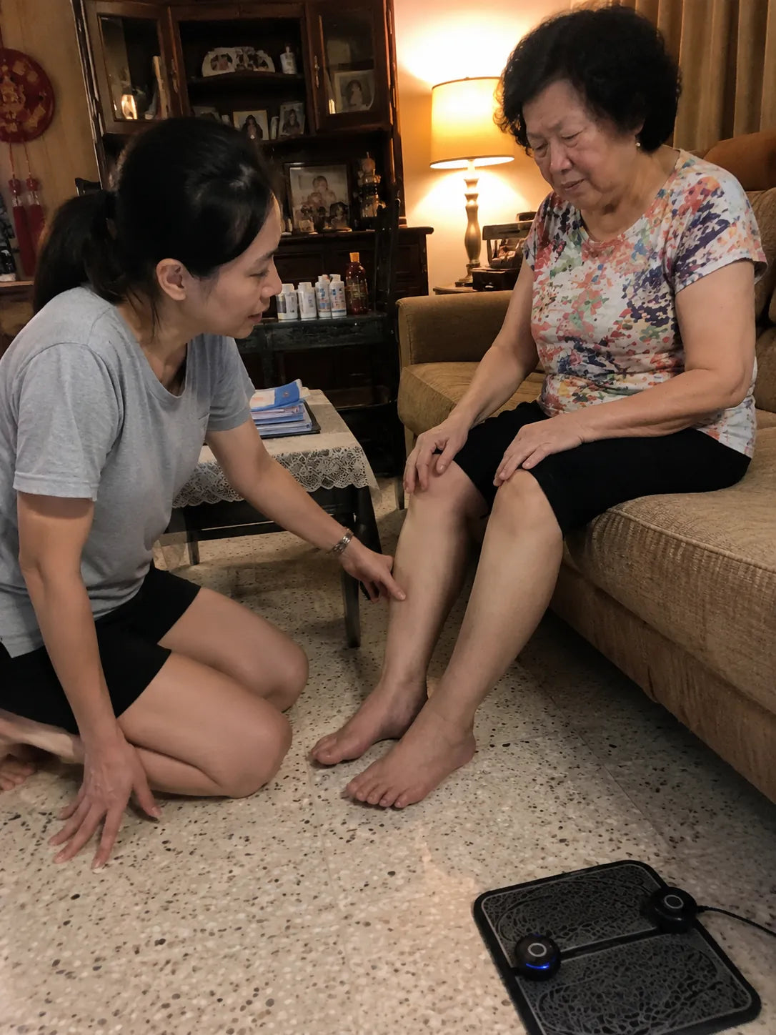 女儿蹲在妈妈身边，看妈妈的脚