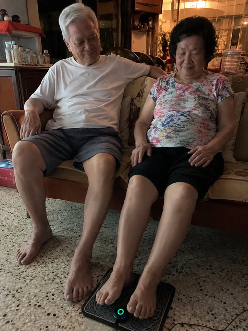 爸爸妈妈坐在沙发上